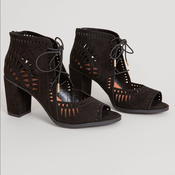 Laser Cut Chunky Heel Lace Up Gladiator Sandal - Picture 8 of 8